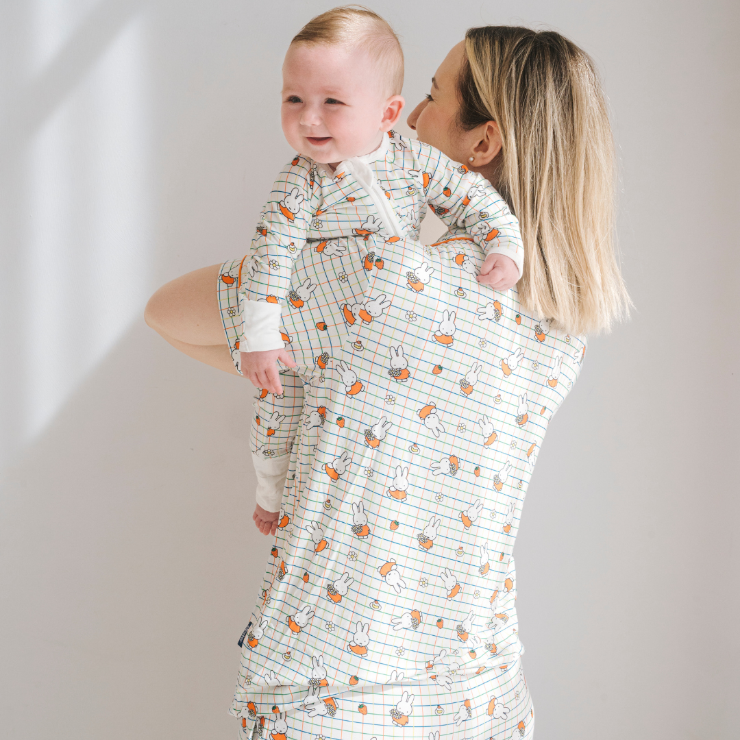 Frau, die das Damen-Pyjama-Set Miffy „Checkered Bloom“ aus Bambus trägt