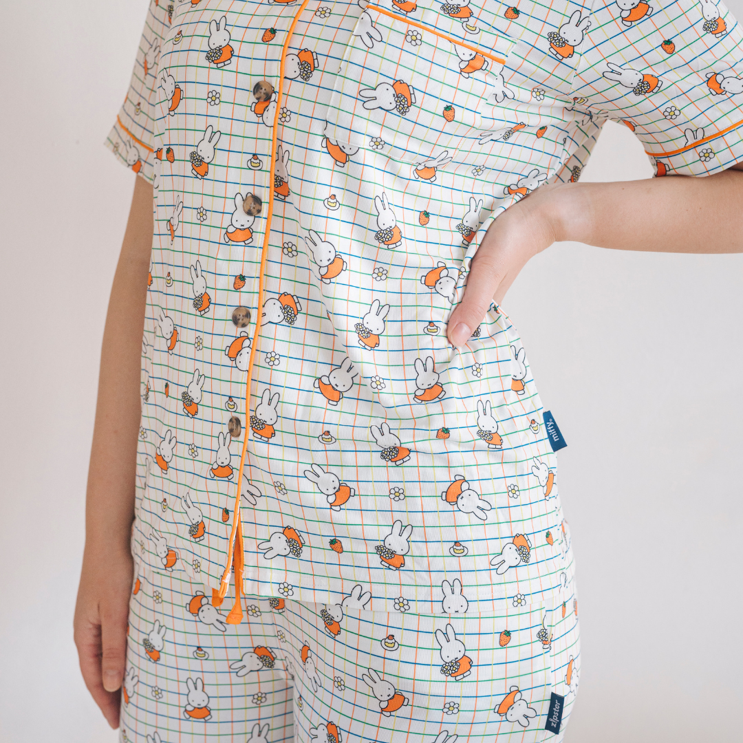 Frau, die das Damen-Pyjama-Set Miffy „Checkered Bloom“ aus Bambus trägt
