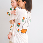 Frau, die das weiße Still-T-Shirt Miffy mit aufgestickter Tulpe und Stillreißverschlüssen trägt