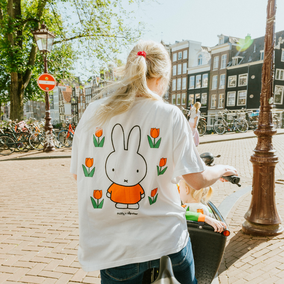 Frau, die das weiße Still-T-Shirt Miffy mit aufgestickter Tulpe und Stillreißverschlüssen trägt