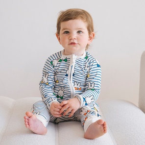 Baby im ZIPSTER x Miffy Peek-a-Boo Blue Bambus-Strampler