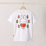 Rückansicht des weißen Still-T-Shirts Miffy mit einem großen Miffy-Motiv inmitten von Tulpen