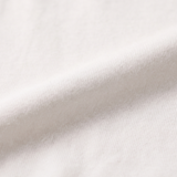 Nahaufnahme des weichen Bambusstoffs des weißen Miffy Kinder-T-Shirts mit grünem Miffy Aufdruck