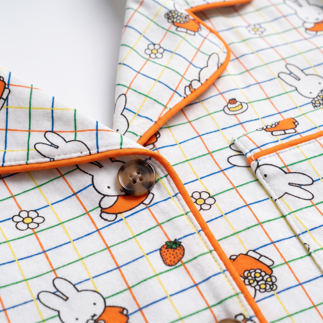Design-Detail zum Damen-Pyjama-Set „Miffy Checkered Bloom“ aus Bambus