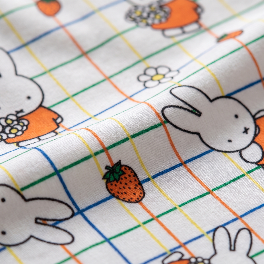 Nahaufnahme des weichen Bambusstoffs des Damen-Pyjama-Sets „Miffy Checkered Bloom“ aus Bambus