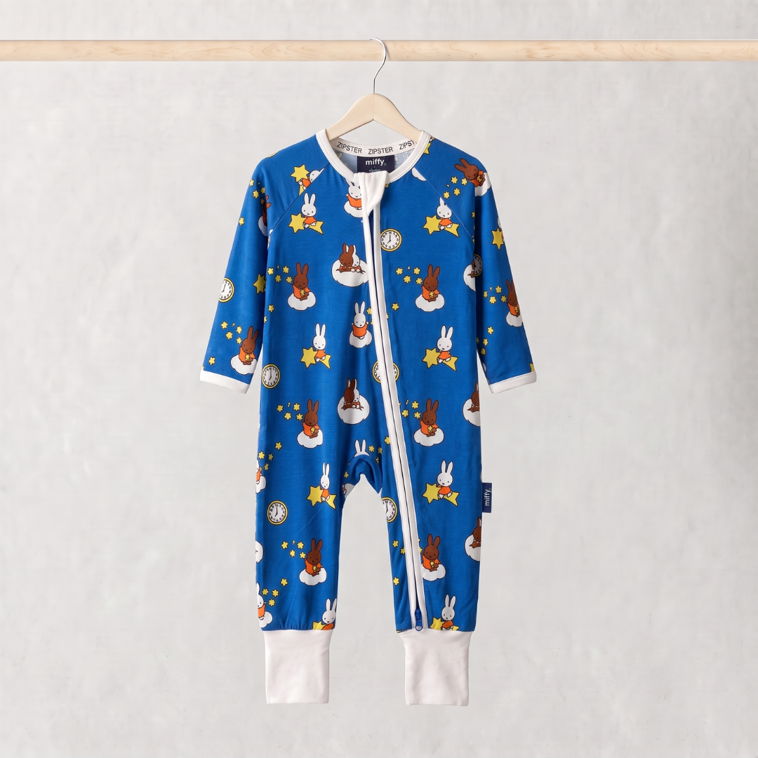 ZIPSTER x Miffy „Starry Sleep“-Bambus-Strampler, Vorderansicht